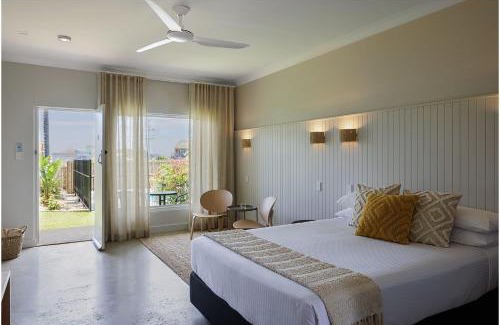 Tuncurry Hotel | Tranquil Stay at South Pacific Palms Motor Inn with Pool