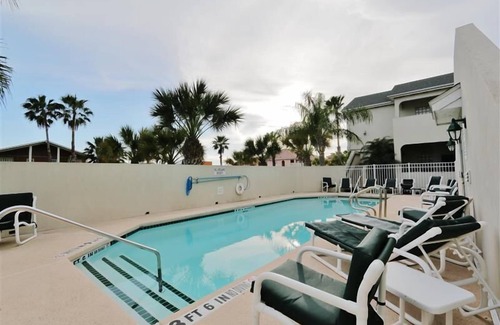 South Padre Island Apartment | Relaxing South Padre Island Condo with Ocean View & Pool
