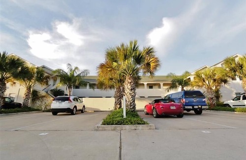 South Padre Island Apartment | Relaxing South Padre Island Condo with Ocean View & Pool