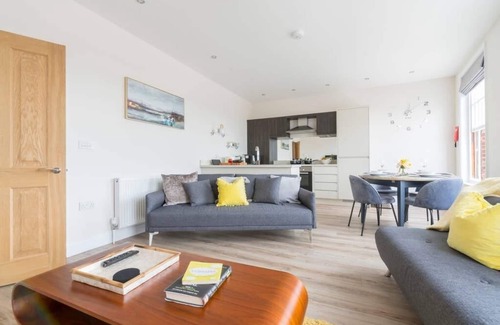 Great Yarmouth Apartment | Stylish South Quay Penthouse with Parking & River Views