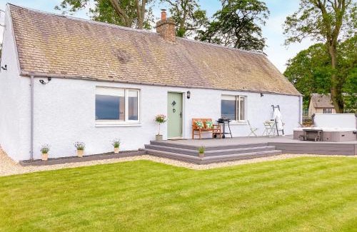 Jedburgh House | Top-Rated South Riccalton Farm Cottage with Hot Tub Retreat