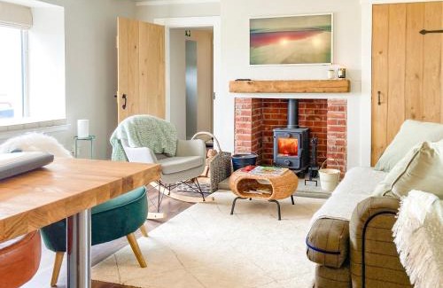 Jedburgh House | Top-Rated South Riccalton Farm Cottage with Hot Tub Retreat