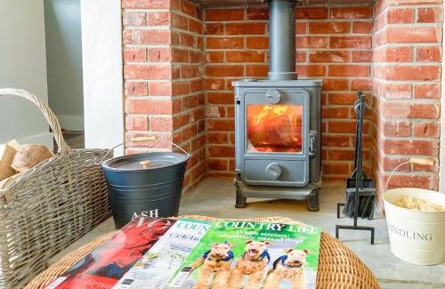 Jedburgh House | Top-Rated South Riccalton Farm Cottage with Hot Tub Retreat