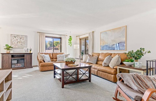 South St. Paul House | Family-Friendly Minne-GetAway: 5-Bedroom Retreat with Breakfast