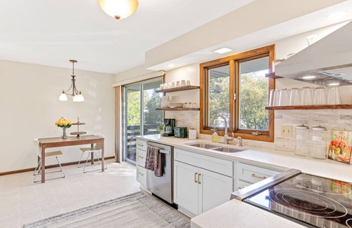 South St. Paul House | Family-Friendly Minne-GetAway: 5-Bedroom Retreat with Breakfast