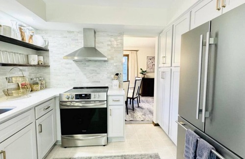 South St. Paul House | Family-Friendly Minne-GetAway: 5-Bedroom Retreat with Breakfast