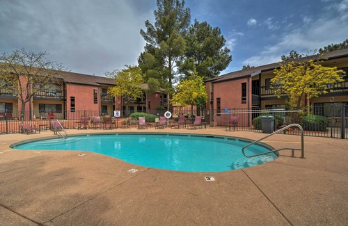 Oak Creek Condo | Inviting South Sedona Condo with Pool - Steps to Shops!