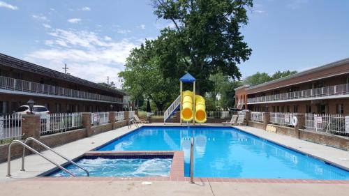 Sandusky Hotel | Oceanfront South Shore Inn: Family-Friendly with Pool & Hot Tub