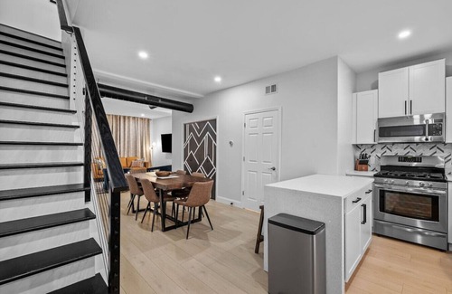 South Side Slopes House | South Side Slopes Townhome | 3BR |Free Str Parking | City Views
