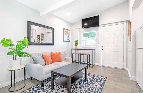 Oakford Park Condo | Convenient South Tampa Efficiency Suite with Top Amenities