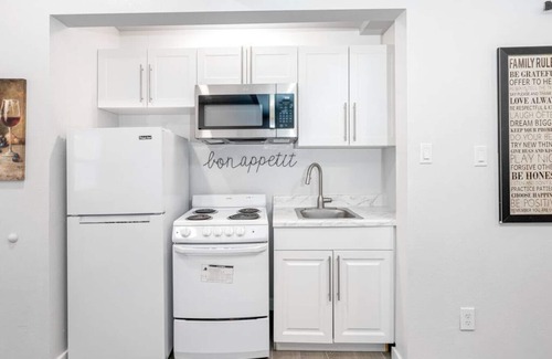 Oakford Park Condo | Convenient South Tampa Efficiency Suite with Top Amenities