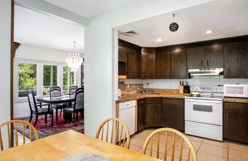Southampton House | Beachside Serenity: Kayaks, Pool & Tennis Awaits You