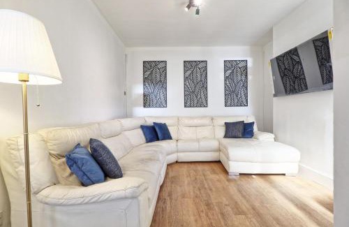 Southend-on-Sea Villa | Southend Large 4 Bed Contractors and Families Welcome Sleeps 8 Free Parking