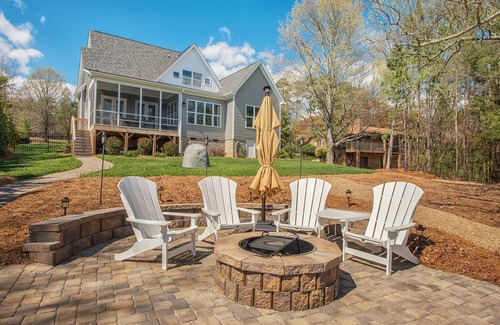 Lake Norman of Catawba House | Idyllic Southern Breeze: Pet-Friendly Lakefront Escape