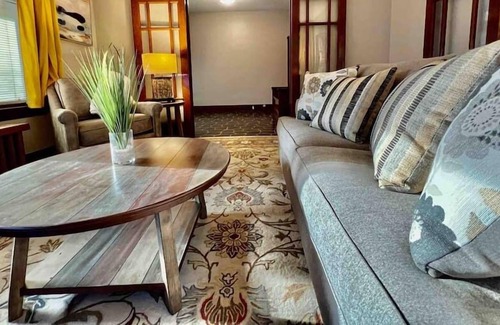 West Price Hill House | Southern Charm Safe Quiet Area 10 Min to Downtwn