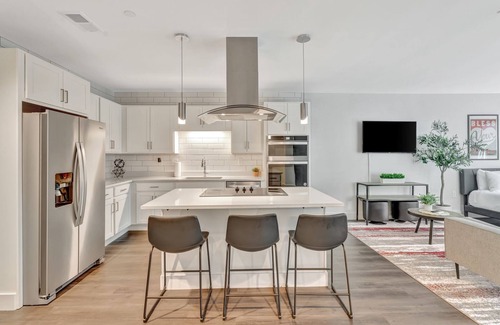 Donelson Apartment | Southern Charm Studio: Y'all Come Stay Awhile