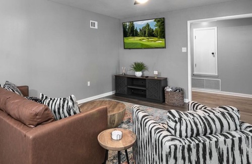 Conway House | Southern Comfort. 3bd/2ba house in downtown Conway