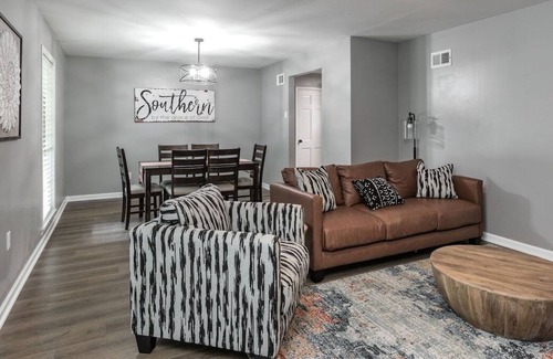 Conway House | Southern Comfort. 3bd/2ba house in downtown Conway