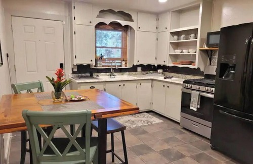Fort Smith House | Pet-Friendly Southern Comfort in Downtown Ft Smith