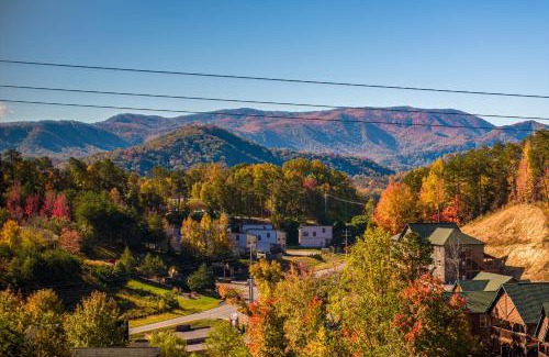 Pigeon Forge House | Discover Southern Comfort Lodge: Pet-Friendly Oasis with Pool