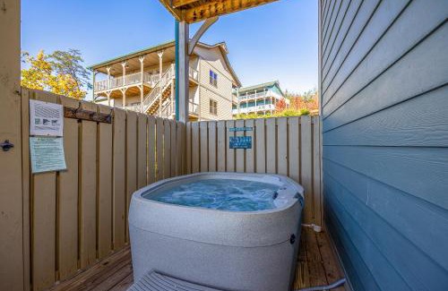 Pigeon Forge House | Discover Southern Comfort Lodge: Pet-Friendly Oasis with Pool