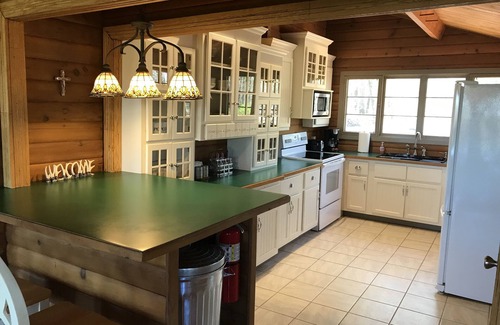 French Lick Cabin | Relaxing Southern Grace Cabin by Patoka Lake with Hot Tub