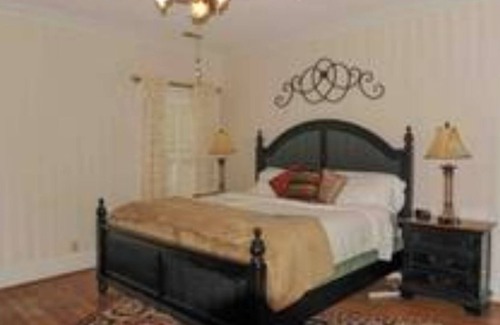 New Castle House | Southern Historic Large House -8 mi. dwntn 3 Suites/Wrap porches-perfect getaway