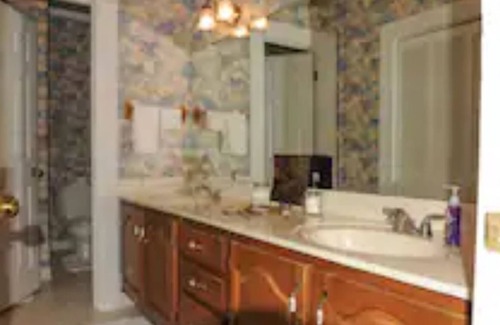New Castle House | Southern Historic Large House -8 mi. dwntn 3 Suites/Wrap porches-perfect getaway