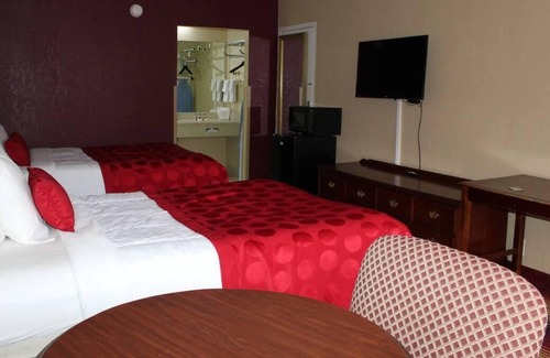Perry Hotel | Cozy Retreat with Pool and Kitchen Near Southern Charm