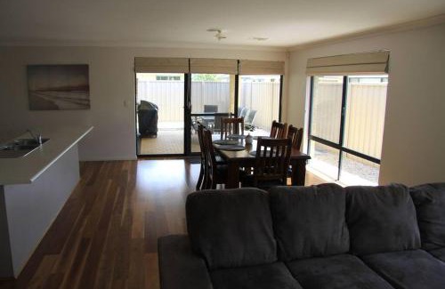 Southern River House | Family-Friendly Southern River Accommodation with Free WiFi
