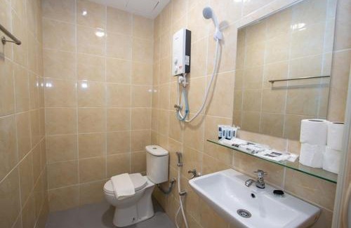 Pontian Hotel | Welcoming Southern Tip Hotel: Family-Friendly with Breakfast