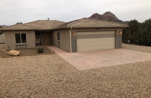 Apple Valley House | Unforgettable Southern Utah Getaway with Lake View & Spa