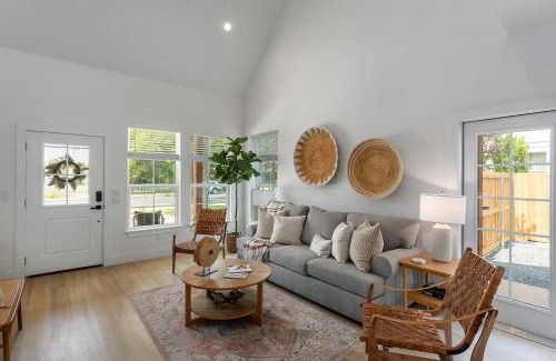 Fredericksburg House | Relaxing Southern Vine Sip and Stay Experience Awaits