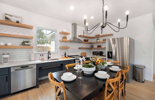 Fredericksburg House | Delightful Southern Vine Sip and Stay Experience Awaits