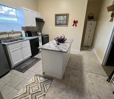 Kenner - Louis Armstrong International Airport Apartment | Convenient Southern’s Beauty: Near Airport with Dining