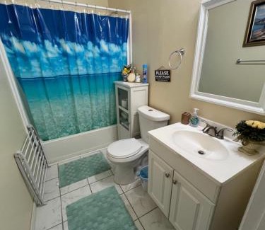 Kenner - Louis Armstrong International Airport Apartment | Convenient Southern’s Beauty: Near Airport with Dining