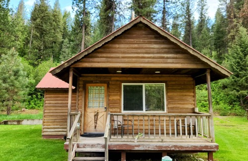 Lowman Cabin | Guest Rated 10/10: Southfork Lodge Cabin with Pool & Breakfast
