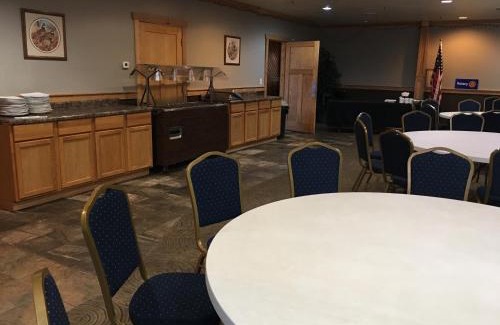 Bloomfield Hotel | Pet-Friendly Southfork Motel with Exceptional Amenities