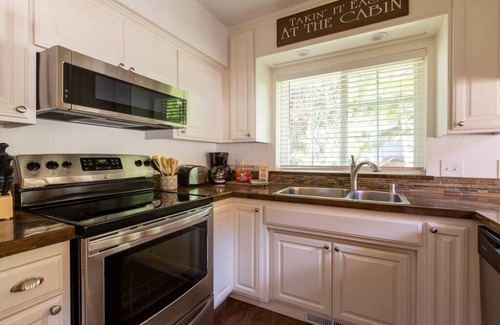 Fish Camp Cabin | Experience Southgate Getaway: Top-Rated Yosemite Retreat
