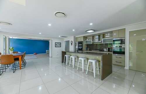 Dubbo House | Southlakes Haven: Scenic Lake Views & Pet-Friendly Stay