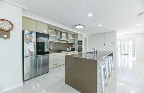 Dubbo House | Southlakes Haven: Scenic Lake Views & Pet-Friendly Stay