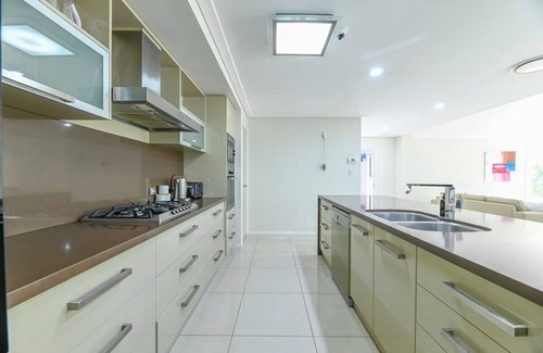 Dubbo House | Southlakes Haven: Scenic Lake Views & Pet-Friendly Stay