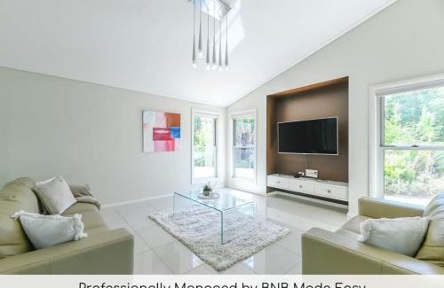 Dubbo House | Southlakes Haven: Lake Views & Pet-Friendly Retreat
