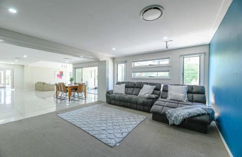 Dubbo House | Southlakes Haven: Lake Views & Pet-Friendly Retreat