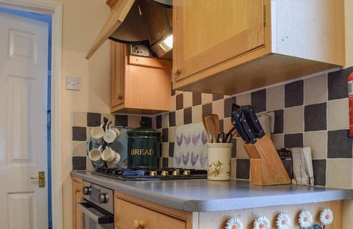 Bourton-on-the-Water House | Family-Friendly Southlands Cottage with Pet Amenities