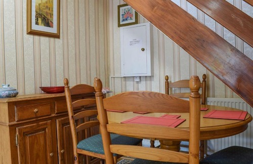 Bourton-on-the-Water House | Family-Friendly Southlands Cottage with Pet Amenities
