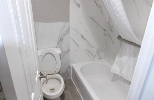 MacGregor Hotel | Budget-Friendly Stay at Southmore Boulevard Motel with Breakfast
