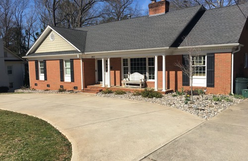 Charlotte House | Inviting Southpark Ranch: Ideal for Families & Pets