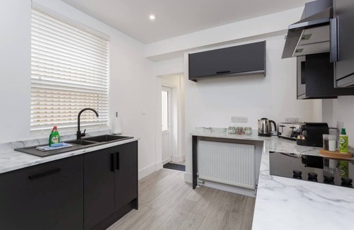 Southsea House | Southsea 3BR w/5 beds, garden & parking permits inc. Near to beach