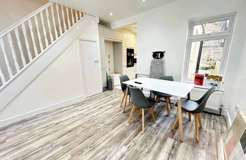 Southsea House | Southsea 4-Bed Seaside Retreat- Sleeps 10 & Garden